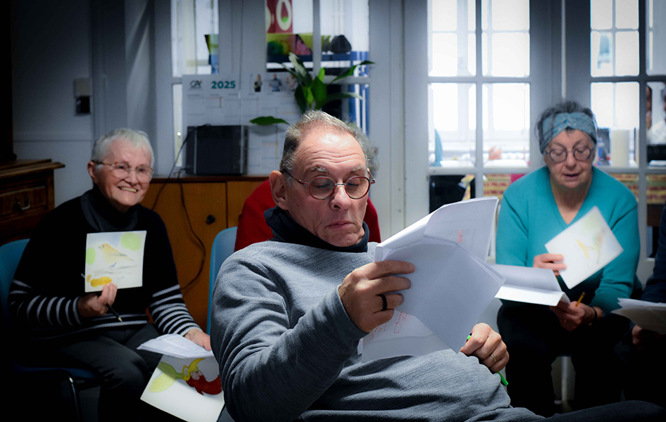 Photo de la troupe de théâtre en pleine lecture