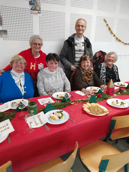 Photo de groupe à table