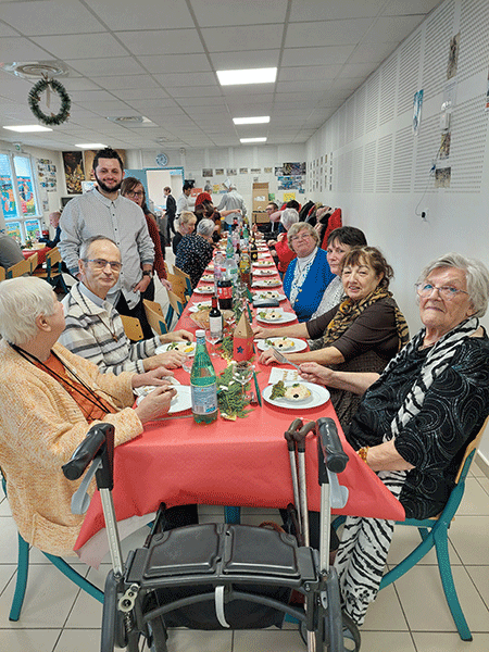 Photo de groupe à table