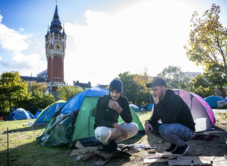 Campement avec deux hommes au centre-ville de Calais