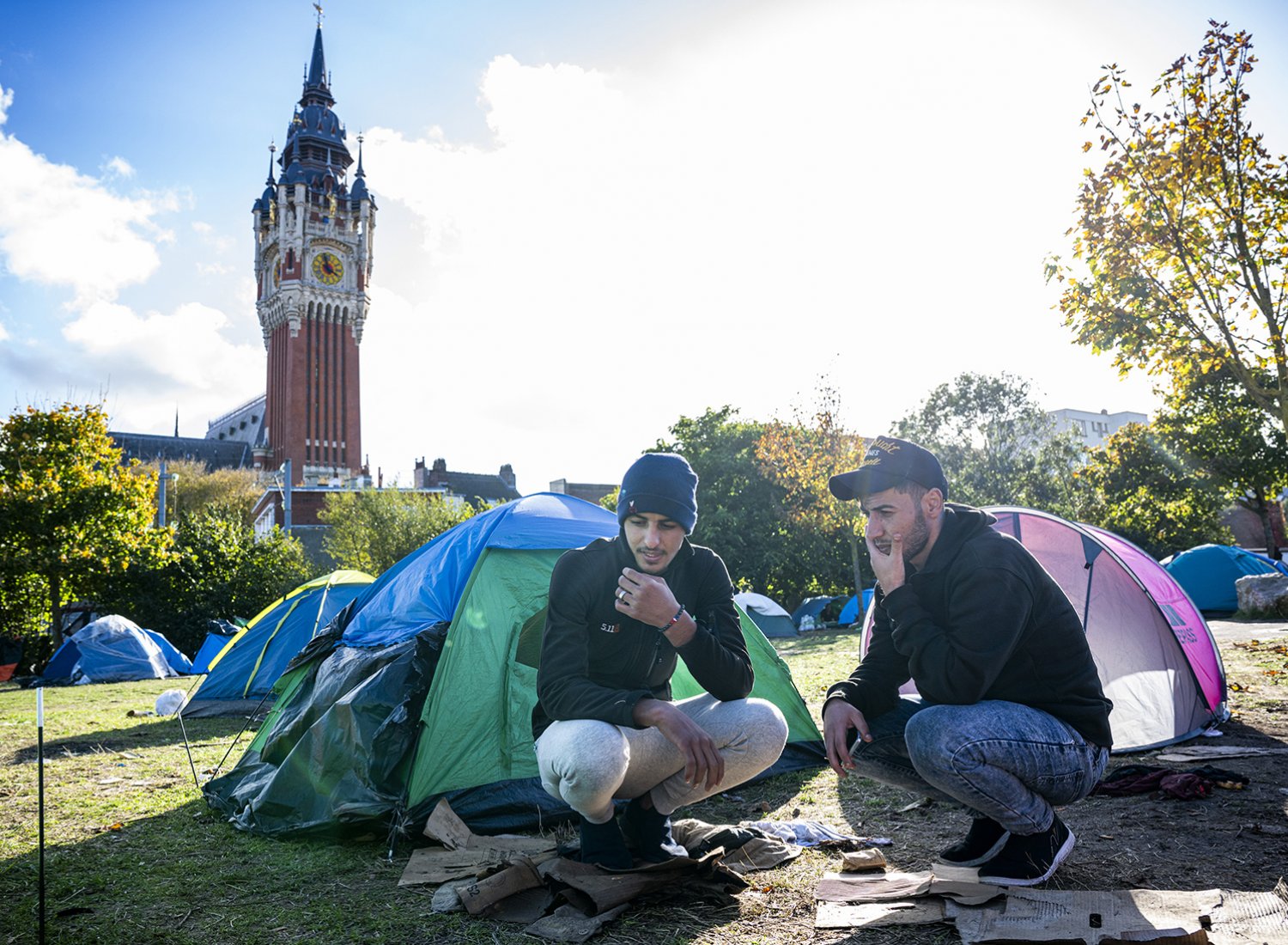 Campement avec deux hommes au centre-ville de Calais