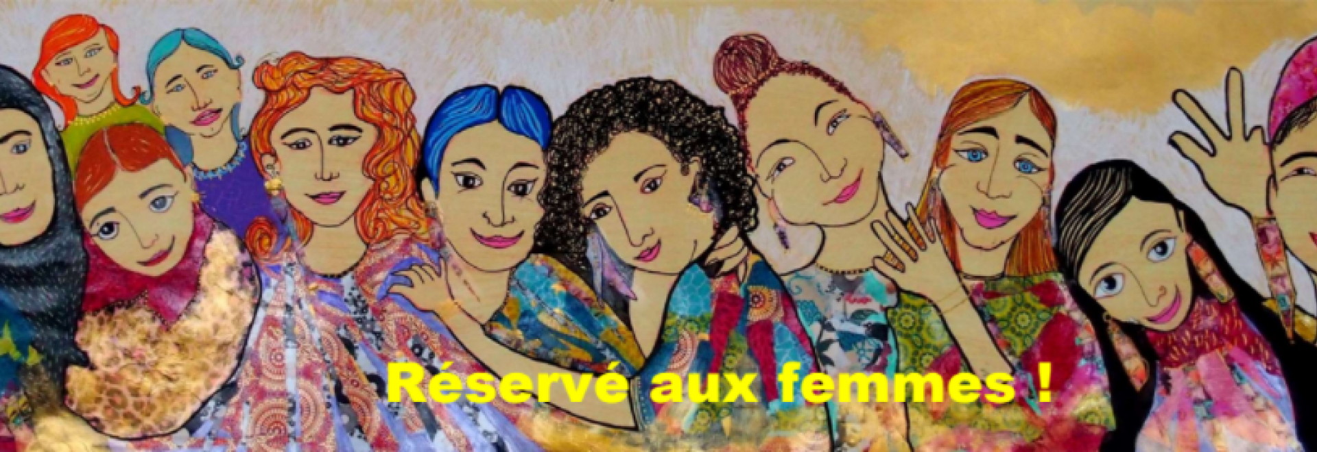 Femmes souriant ensemble